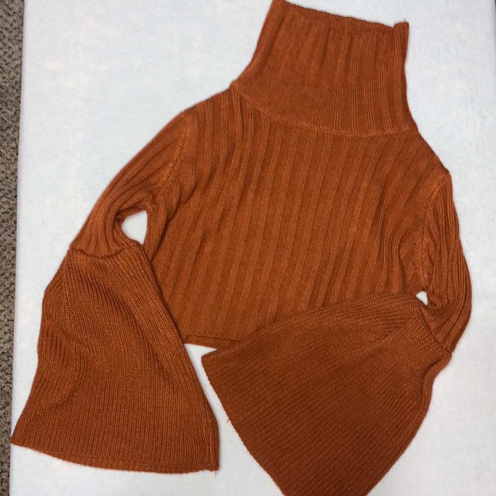 Woman’s Flare sleeve cropped Sweater